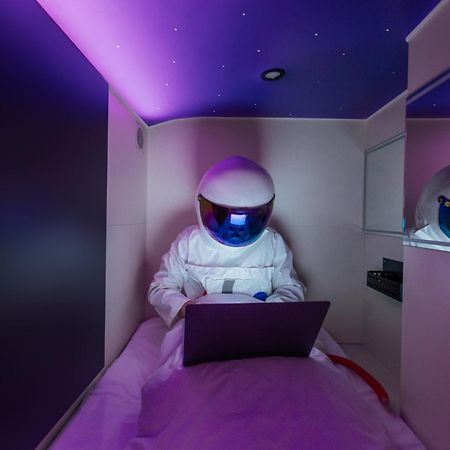 Capsule Hotel Constellation 91 リヴィウ エクステリア 写真