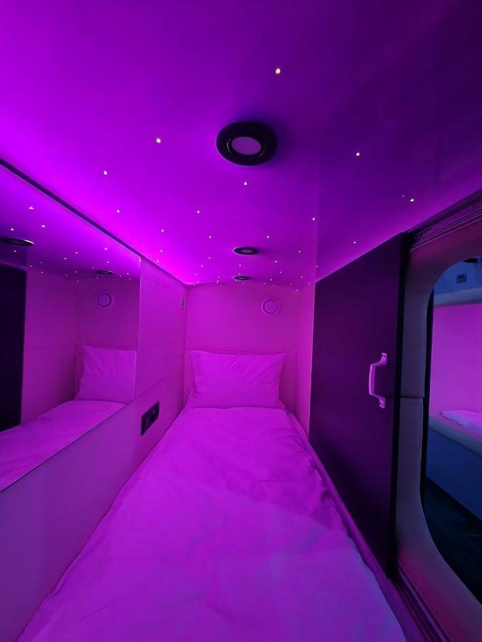 Capsule Hotel Constellation 91 リヴィウ エクステリア 写真