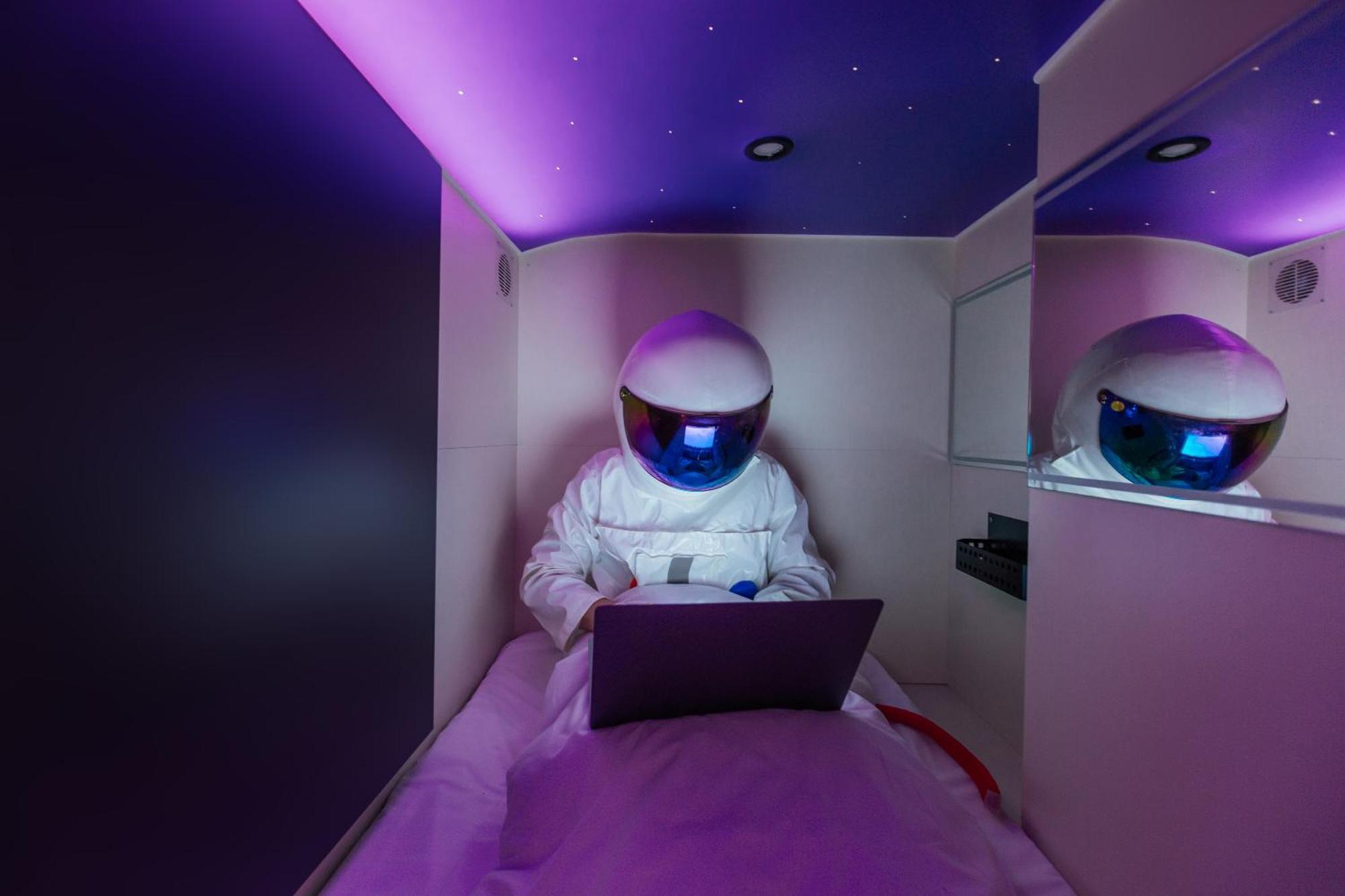 Capsule Hotel Constellation 91 リヴィウ エクステリア 写真