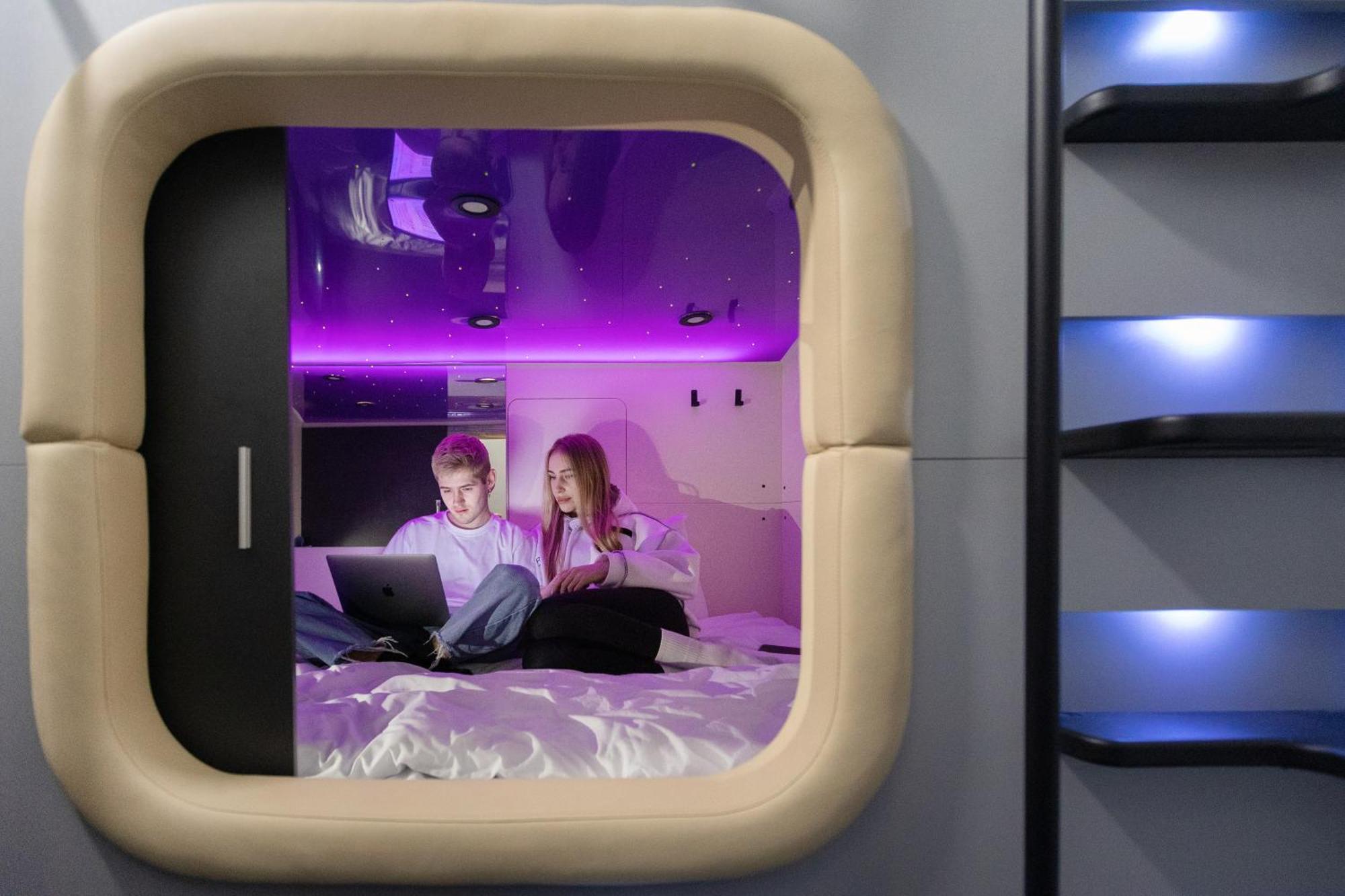 Capsule Hotel Constellation 91 リヴィウ エクステリア 写真