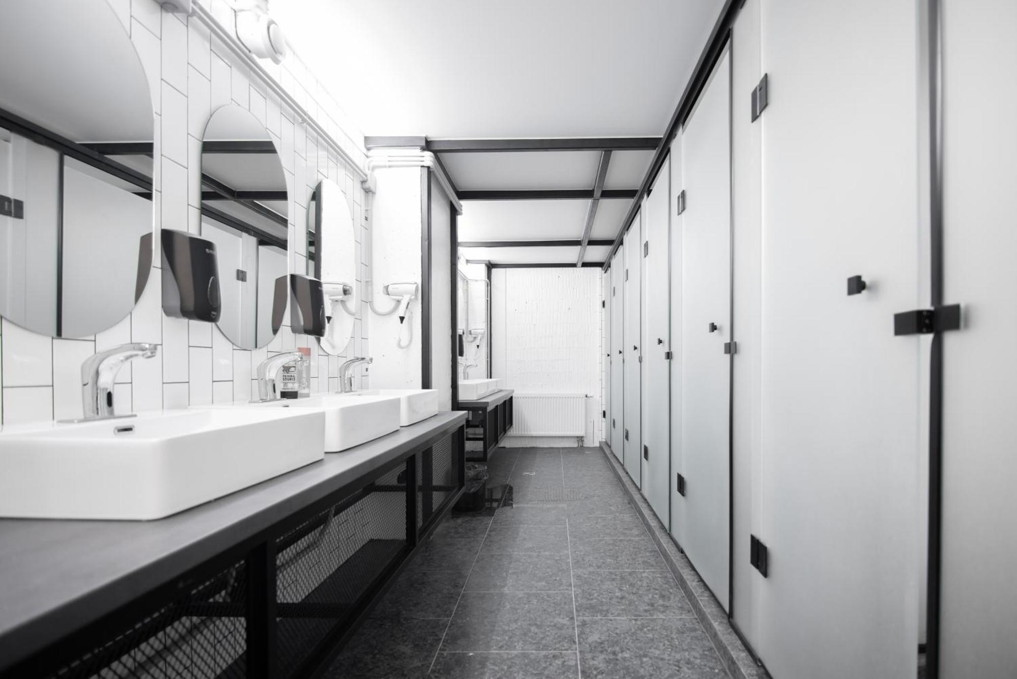 Capsule Hotel Constellation 91 リヴィウ エクステリア 写真