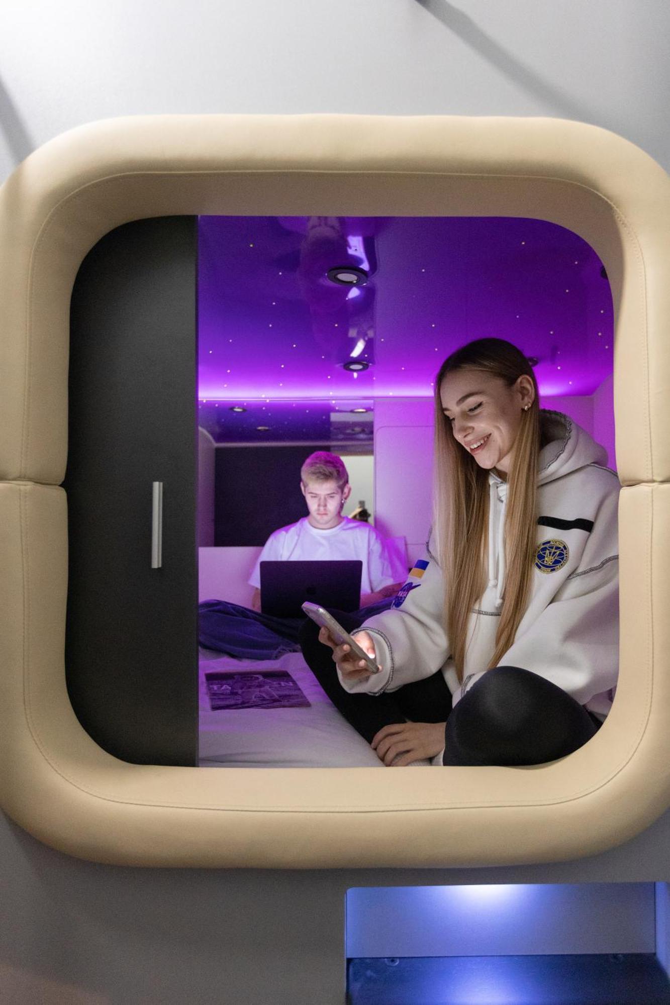 Capsule Hotel Constellation 91 リヴィウ エクステリア 写真